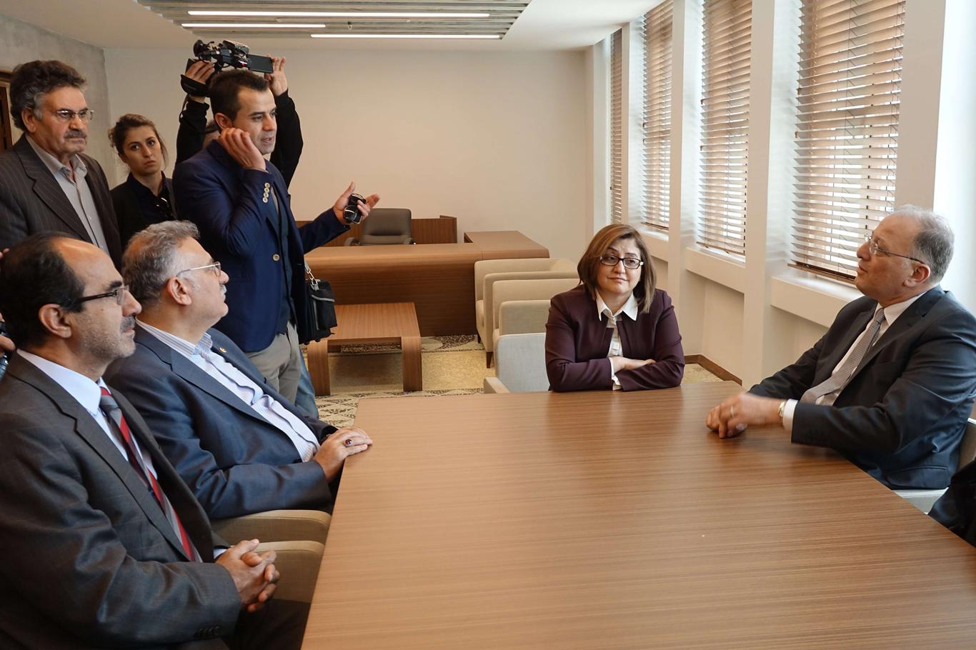 Türkiye'nin en büyük Hüsn-i Hat Sergisi Gaziantep'te açıldı Türkiye'nin en büyük Hüsn-i Hat Sergisi Gaziantep'te açıldı